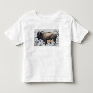Kuh säugt Bisonkalb, Yellowstone Kleinkind T-shirt