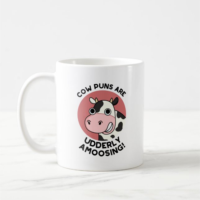 Kuh spielt ungeordnet auf die lustige Tierpuppe Kaffeetasse (Links)