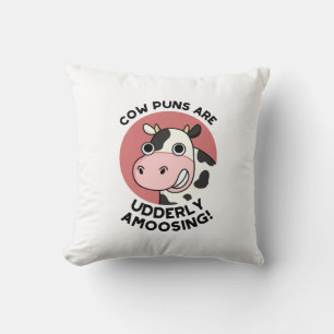 Kuh spielt ungeordnet auf die lustige Tierpuppe Kissen