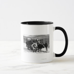 Kuh-Team, das Männer in einem Lastwagen zieht Tasse