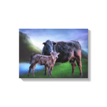 Kuh und Kalb am ruhigen See in den Hügeln von Roll