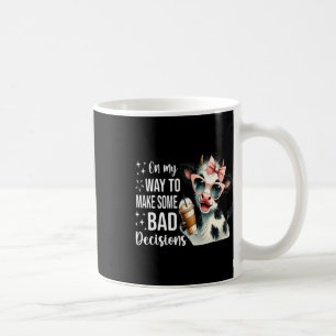 Kuh unterwegs, um schlechte Entscheidungen zu tref Kaffeetasse