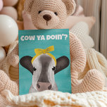 Kuh Ya Doin? Niedliche Kuh Postkarte<br><div class="desc">Die Meldung "Cow Ya Doin'?", die auf der Vorderseite dieser Postkarte erscheint, kann mit Ihrem eigenen Text angepasst werden. Sie erscheinen in fett weißer Schrift über einer niedlichen Abbildung einer Kuh mit einem gelben Bogen-Set vor türkisblauem Hintergrund. Die Rückseite ist leer, außer für eine koordinierende Blume der Morgenglorie.</div>