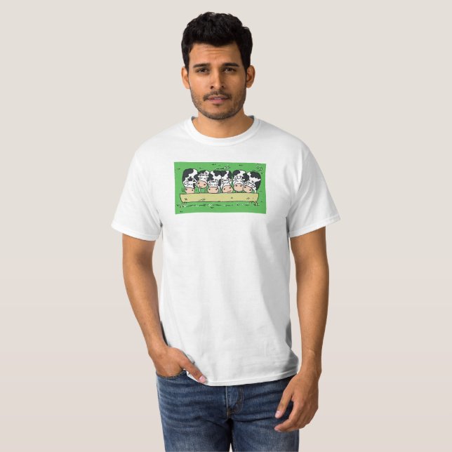 Kühe und Katzen im Feld eines Bauern T-Shirt (Vorne ganz)
