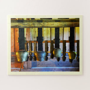 Kuhglocken in einer Scheune