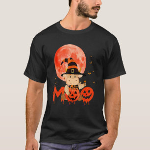 Kuhhexe hält Süßigkeiten auf gruseligen Kürbissen T-Shirt