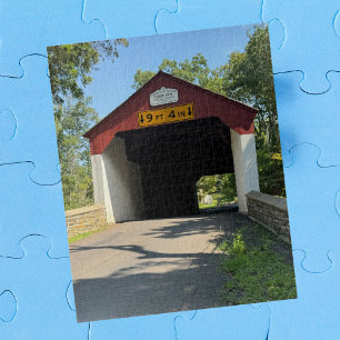 Kühle lustige überdachte Brücke Foto, Familien-Spi