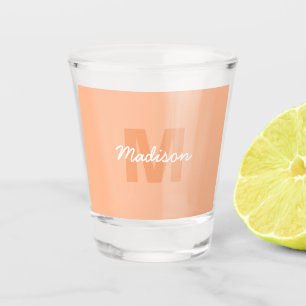 Kühle Pastell-Pfirsichfarbe mit individuellem Mono Schnapsglas