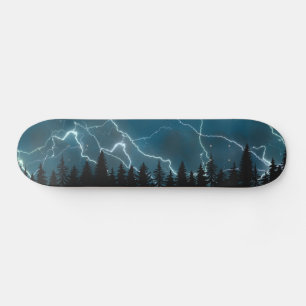 Kühler blauer Blitzschlag über dem Wald Skateboard