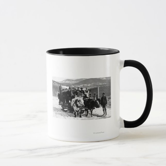 Kuhmannschaft, die Männer in einem Wagen zieht Tasse (Rechts)