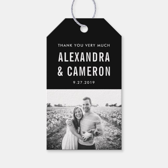 kühne Hochzeit | Weißer Text auf Schwarz mit Foto Geschenkanhänger (Vorderseite)