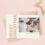 kühne moderne frohe Weihnachten Jahr in Review 4 F<br><div class="desc">Senden Sie herzliche Wünsche in dieser Urlaubssaison mit dieser einzigartigen und niedlichen, modernen frohen Weihnachtsjahr in Rezension 4 Foto Urlaubskarte. Das schlichte und minimalistisch gestaltete Design ist in hellrosa, pastellfarbenen Korallen, Salbei, Rot und Pfirsichfarben inspiriert. Dieses Design feiert den festlichen Geist des Dezember und bringt jedem Anlass eine fröhliche und...</div>