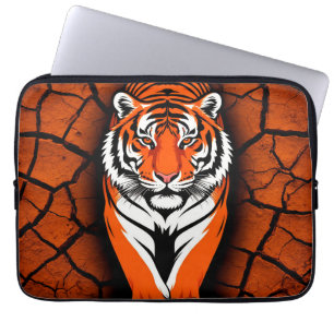 Kühner Tiger auf gesprungener Erde im Hintergrund Laptopschutzhülle