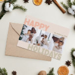 Kühnes modernes Jahr im Review Coral drei Foto Hap Feiertagskarte<br><div class="desc">Senden Sie herzliche Wünsche in dieser Urlaubssaison mit dieser einzigartigen und niedlichen, kühlen, modernen Jahr in Rezension Korallen drei Foto glückliche Urlaubskarte. Das schlichte und minimalistisch gestaltete Design ist in hellrosa, pastellfarbenen Korallen, Salbei, Rot und Pfirsichfarben inspiriert. Dieses Design feiert den festlichen Geist des Dezember und bringt jedem Anlass eine...</div>