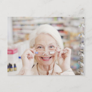 Kunde, der eine Brille in Rezeption in Postkarte