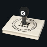 Kundenspezifische Firmenlogos Große Briefmarke aus Gummistempel<br><div class="desc">Kundenspezifische Firmenlogos rund um große Briefmarke Gummi Personalisieren Sie dieses Produkt aus runder Rücksendeadresse Gummi Briefmarke mit Ihrem individuellen Firmenlogo, perfekt für rustikale Glasetiketten, kleine Business-Schreibwaren, Kunsthandwerk, Läden, Bauernhaus, hausgemachte Verpackungspapier, köstliche Bürogeschenke, Scrapbooking. Erstellen Sie Ihre einzigartige Briefmarke mit diesem Vintagen bedrängten runden Design, laden Sie Ihr eigenes Logo, Clipart,...</div>