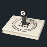 Kundenspezifische Firmenlogos Große Briefmarke aus Gummistempel<br><div class="desc">Kundenspezifische Firmenlogos rund um große Briefmarke Gummi Personalisieren Sie dieses Produkt aus runder Rücksendeadresse Gummi Briefmarke mit Ihrem individuellen Firmenlogo, perfekt für rustikale Glasetiketten, kleine Business-Schreibwaren, Kunsthandwerk, Läden, Bauernhaus, hausgemachte Verpackungspapier, köstliche Bürogeschenke, Scrapbooking. Erstellen Sie Ihre einzigartige Briefmarke mit diesem Vintagen bedrängten runden Design, laden Sie Ihr eigenes Logo, Clipart,...</div>