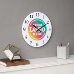 Kundenspezifische Firmenlogos, Unternehmenswerbung Große Wanduhr<br><div class="desc">Entdecken Sie mit dieser individuell anpassbaren Wanduhr Ihr Unternehmen auf innovative Weise. Diese große Uhr, mit einem einzigartigen Design, um Ihr Logo zu beherbergen, ist sowohl ein praktisches Geschenk als auch eine beeindruckende Stilschau. Es ist perfekt für Firmengeschenke, Werbegeschenke und besondere Anlässe. Machen Sie eine Aussage, die bei Kunden, Lieferanten...</div>