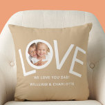 Kundenspezifische Liebe Sie Vater Foto Kissen<br><div class="desc">Dieses "Wir Liebe du Vater!" Foto Pillow ist mit dem Wort LIEBE in weißer Typografie auf einem bräunlichen Hintergrund dekoriert. Einfach mit Ihrem Foto und Namen anpassbar. Perfekt als Vatertagsgeschenk.</div>