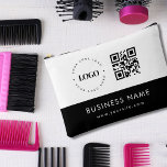 Kundenspezifischer QR-Code für Business-Logos und  Zubehörtasche<br><div class="desc">Werben Sie für Ihr Geschäft mit diesem modernen Accessoire-Beutel mit eigenem Logo,  QR Code & Text. Fügen Sie einfach Ihre Daten hinzu,  indem Sie auf "Personalisieren" klicken.</div>