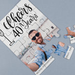 Kundenspezifisches Foto jubelt zu 40 Jahren Geburt<br><div class="desc">Moderne trendige,  einfache Schwarz-Weiß-Beifall zu 40 Jahren Drehbuch Meilenstein / jedes Alter Männer Geburtstag Keepake Geschenkpuzzle mit gebürsteter handgeschriebener Typografie.           Einfach mit Ihrem Foto,  Alter,  Name und Datum personalisieren!</div>