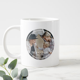 Kundenspezifisches Foto mit Familienname und fests Jumbo-Tasse