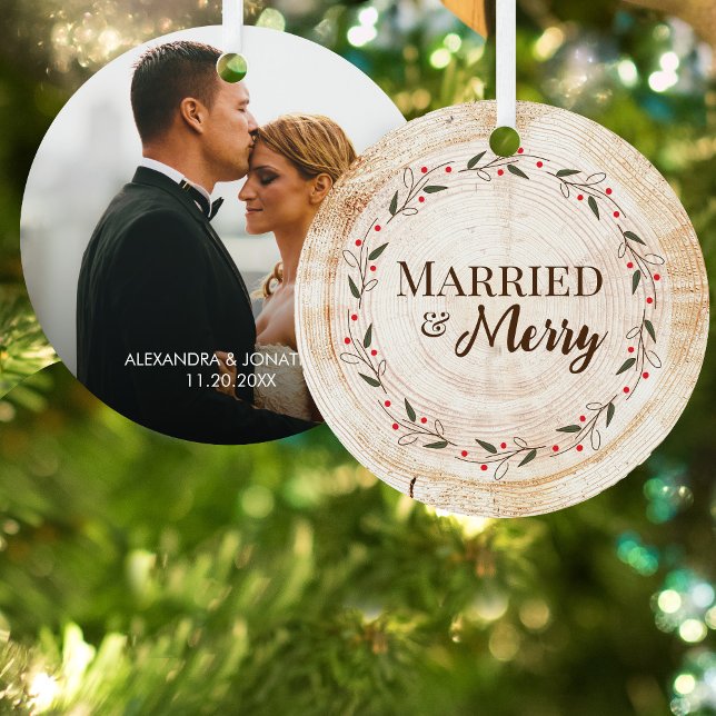 Kundenspezifisches Foto Verheiratet und Merry 1. W Ornament Aus Metall (Rustic wood cut slice print Married and Merry custom newlywed photo Christmas Ornament.)