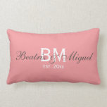 Kundenspezifisches Monogramm nennt Rechteck des Lendenkissen<br><div class="desc">Nette und moderne mit Monogramm Throwkissen entwirft mit den Braut- und Bräutigamnamen, groß, jede mögliche Couch-, Sofa-, Stuhl- oder Schlafzimmerdekoration zu erhellen. Völlig kundengerecht! Der stilvolle, schicke und einfache Wurfskissenentwurf, durch red_dress, kennzeichnet die Namen der Paare, die Monogramme und das hergestellte Wort "…" auf einem rosa personalisierten Hintergrund. Fertigen Sie...</div>