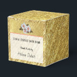 Kundenspezifisches Produkt aus Gold und Blütenbomb Geschenkschachtel<br><div class="desc">Luxe striegelte goldene Geschenkboxen für die Verpackung von Badebomben oder anderen Produkten, die hausgemacht sind. Hübsche weiße Blume und Blattwerk über Velum sehen doppelt goldfarben und weißes Pergament aus. Text ist vollständig editierbar, klicken Sie einfach auf "Personalisieren", um Ihre Details zu bearbeiten. Ideal für kleine oder Zuhause-Unternehmen, die eine schöne...</div>
