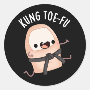 Kung Toe-fu Funny Big Toe Puns Dark BG Runder Aufkleber