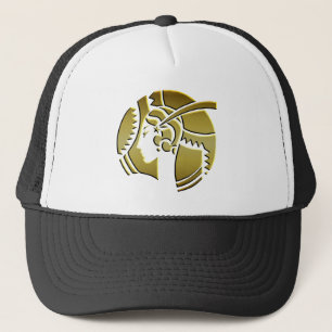 Kunst-Deko-Dame im Gold Truckerkappe