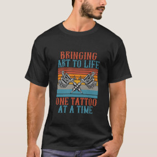 Kunst zum Leben zu bringen ein Tattoo in einer Zei T-Shirt