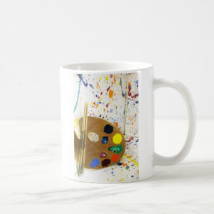 Künstler malen Spritzer und Farbpalette Kaffeetasse