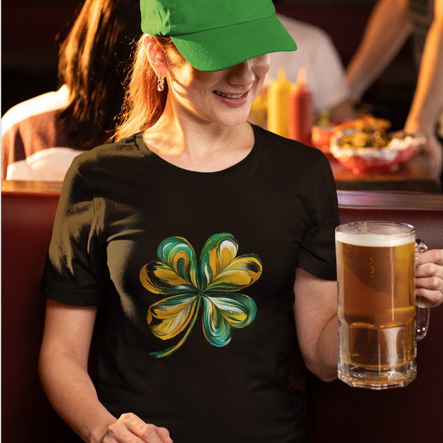 Künstlerisch Lucky Kleeblatt T-Shirt (This artsy tee is perfect for any day, but especially St. Patrick's Day.)