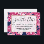 Künstlerische Blätter der Fuschia Navy mit Akrylfl Save The Date<br><div class="desc">Künstlerische, moderne, gürtelige und hübsche Fuschia-Rosa-, Rosa- und Schwarz-Rosa-Blume mit weißem Acrylgemälde und Blätter-Illustrationsmuster auf dunkelmarineblau-Hintergrund. ***WICHTIGE HINWEIS FÜR DESIGN: Für individuelle Designanfragen, wie z.B. passende Produktanfragen, Farbänderungen, Platzierungsänderungen oder andere Änderungswünsche, klicken Sie bitte auf den "KONTAKT"-Button oder senden Sie eine E-Mail an den Designer direkt unter lafemme.art@gmail.com. Sie können...</div>