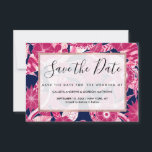 Künstlerische Blätter der Fuschia Navy mit Akrylfl Save The Date<br><div class="desc">Künstlerische, moderne, gürtelige und hübsche Fuschia-Rosa-, Rosa- und Schwarz-Rosa-Blume mit weißem Acrylgemälde und Blätter-Illustrationsmuster auf dunkelmarineblau-Hintergrund. ***WICHTIGE HINWEIS FÜR DESIGN: Für individuelle Designanfragen, wie z.B. passende Produktanfragen, Farbänderungen, Platzierungsänderungen oder andere Änderungswünsche, klicken Sie bitte auf den "KONTAKT"-Button oder senden Sie eine E-Mail an den Designer direkt unter lafemme.art@gmail.com. Sie können...</div>