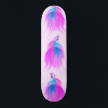 Künstlerische Girly Neon Pink Blue Painted Betta F Skateboard<br><div class="desc">Dieses künstlerische und mädchenhafte Design ist perfekt für die zeitgenössische und trendige Frau. Es zeigt ein handgemaltes Acrylmuster von neonrosa und blauen Bettfischen mit einem fließenden wunderschönen Schwanz auf einem rot-rosa Hintergrund. Es ist ein großartiges Stück für jeden Tierfreund, Hipster-Weibchen oder jeden, der einzigartige und originelle Kunstwerke genießt. Es ist...</div>