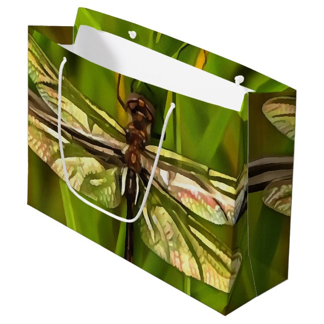 Künstlerische Libelle in Braun und Gelb auf Grün Große Geschenktüte (Vorderseite Schrägansicht)