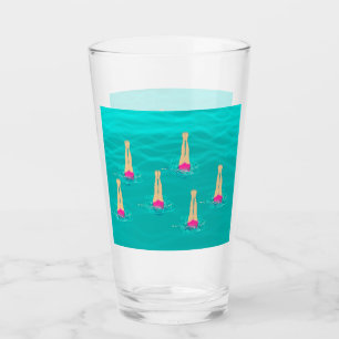 Künstlerische Schwimmer, die unter dem Party Wasse Glas