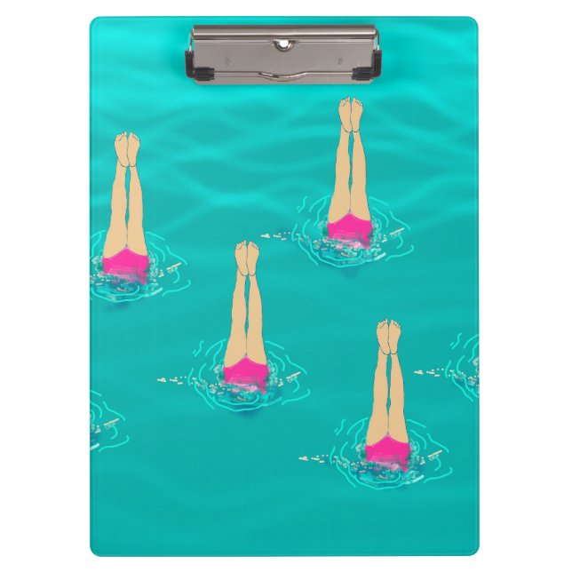 Künstlerische Schwimmer, die unter dem Party Wasse Klemmbrett (Vorderseite)
