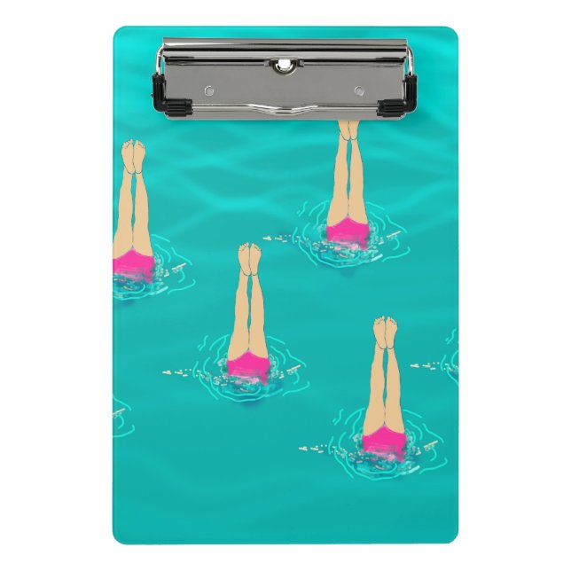 Künstlerische Schwimmer, die unter dem Party Wasse Mini Klemmbrett (Vorderseite)