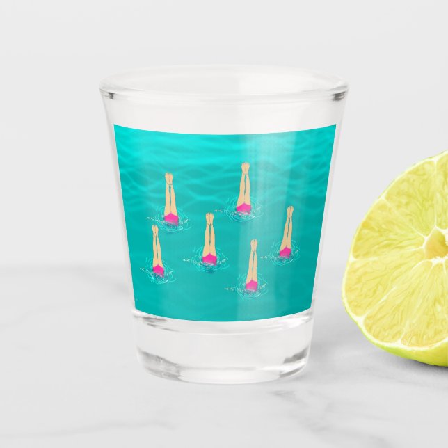 Künstlerische Schwimmer, die unter dem Party Wasse Schnapsglas (Vorderseite)
