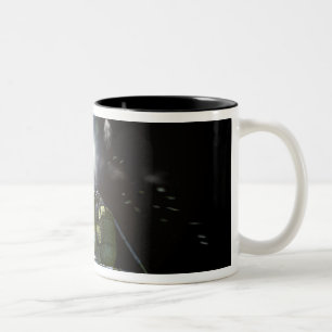 Künstlerische Wiedergabe eines neuen Raumschiffs z Zweifarbige Tasse