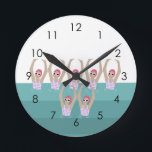 Künstlerisches Baden | Synchro Swimming Design Art Runde Wanduhr<br><div class="desc">Mit cooler moderner Illustration synchronisierter Frauen in einem Schwimmbecken. Künstlerische Schwimmer Geschenkdesign in Pastellfarben. Fünf schwimmende Damen im Schwimmbad. Cooles Schwimmteam-Geschenk,  synchronisierte Schwimmteam-Geschenke,  synchronisiertes Schwimmteam-Trainingsgeschenk. Künstlerische Schwimmer Mädchen Team gibt Ideen. Künstlerisches Schwimmen,  Wohngestaltung,  Schreibwaren und vieles mehr,  sehen Sie in einer Sammlung. Künstlerisches Schwimmteam. Synchro-Schwimmer,  Synchro-Schwimmer,  Synchro-Schwimmer</div>