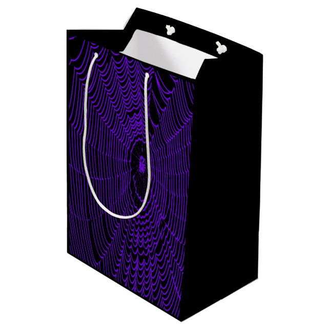 Künstlerisches Halloween-Kobweb-Doodle in Lilac Mittlere Geschenktüte (Rückseite Schrägansicht)