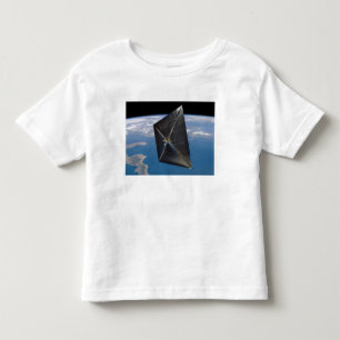 Künstlerisches Konzept von NanoSail-D im Weltraum Kleinkind T-shirt