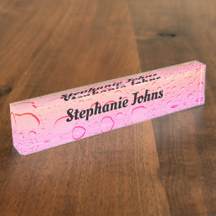 Künstlerisches Muster, rosa Rose, goldfarbene Mon Namensplakette