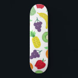 Künstlerisches Sommerkolorstenmuster Skateboard<br><div class="desc">Dieses künstlerische und einzigartige Muster ist perfekt für die Sommersaison. Es zeigt ein helles und lebendiges, farbenfroh gemaltes Acrylfruchtmuster mit Birnen, Äpfeln, Bananen, Orangen, Trauben und Kiwi auf einem einfachen weißen Hintergrund. Es ist modern, cool und ein spielerischer Feinschmecker-Druck. ***WICHTIGE HINWEIS FÜR DESIGN: Für individuelle Designanfragen, wie z.B. passende Produktanfragen,...</div>
