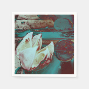 Künstlerisches Wasser Lilly in Rotem und in Blaue Serviette