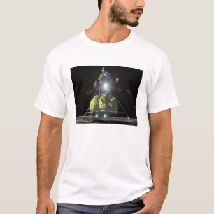 Künstlerwiedergabe eines neuen Raumschiffes zum T-Shirt
